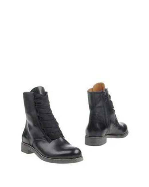 Chloé Black Solid-Color Round-Toe Ankle Boots