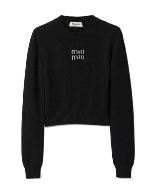 黒ロゴニットセーター L ショート丈 レディース ストリート可愛いMIUMIU Miu Miu Logo Embellished Cropped Knit Sweater in Black | Lyst