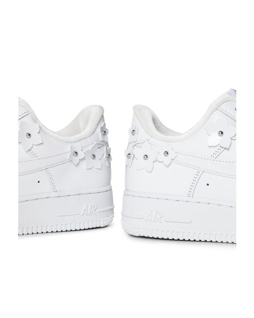Nike White Solid Color Sneakers