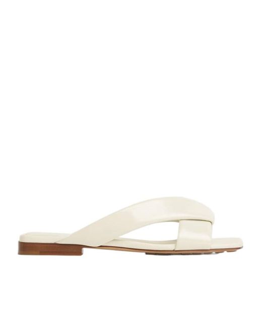 サンダル・ミュール BOTTEGA VENETA IVORY LEATHER RIVA MULES BOTTEGA VENETA Riva padded glossed-leather mules | NET-A-PORTER