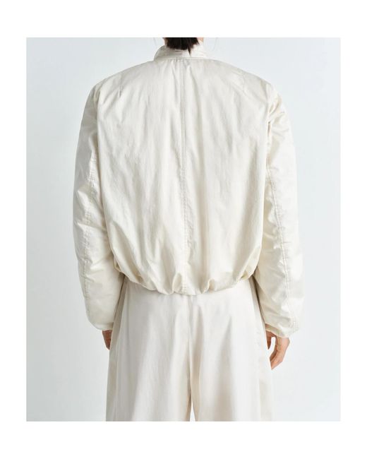 【関税込み】LEMAIRE オフホワイト Wadded ボンバージャケット Lemaire Wadded Collarless Bomber Jacket in White | Lyst