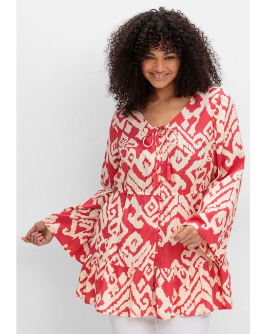 Sheego Red Ausgestellte Bluse mit Grafikprint und Volant am Saum