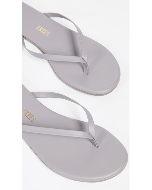 tkees white flip flops