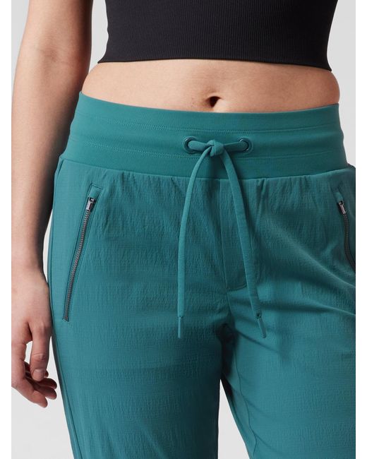 Athleta trekkie deals crop