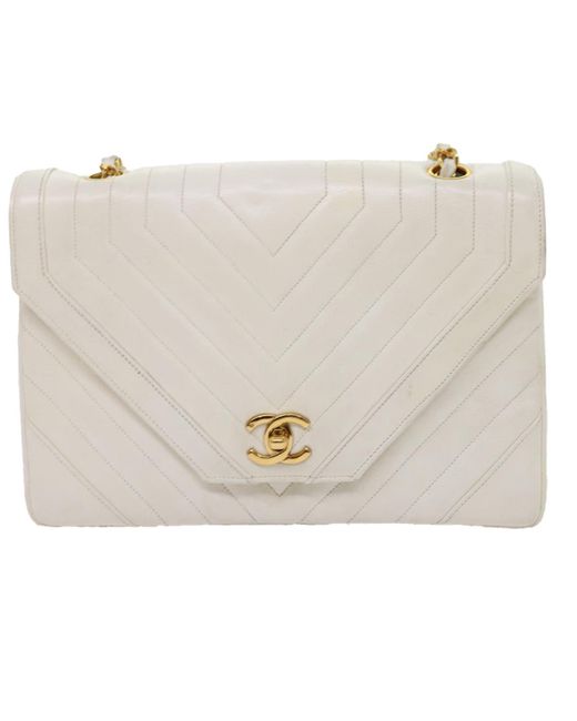 Chanel White Timeless/classique Leather Shoulder Bag (pre-owned)