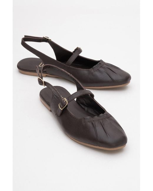 Forever & Always Shoes Black Britney Leather Closed-Toe Sandal