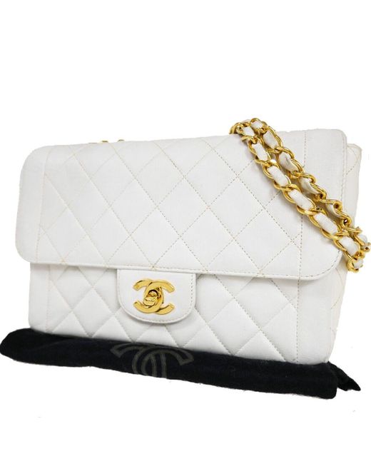 Chanel White Matelassé Leather Shoulder Bag (pre-owned)