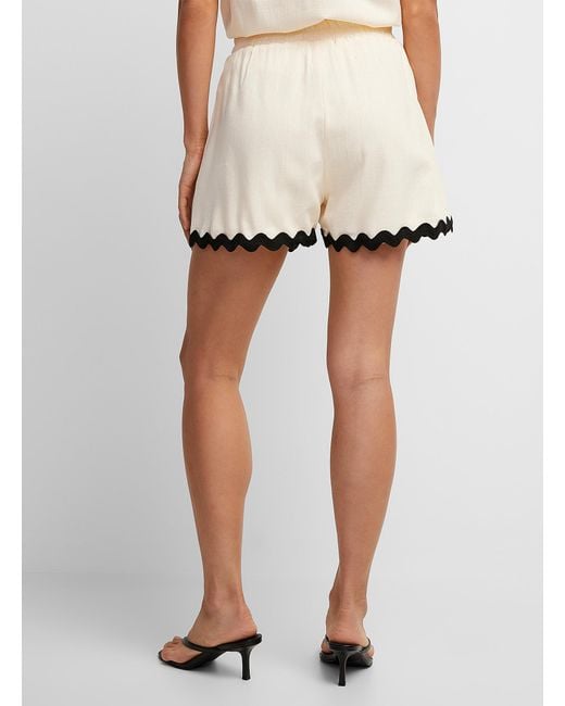 Icône White Touch Of Linen Contrasting Trim Short