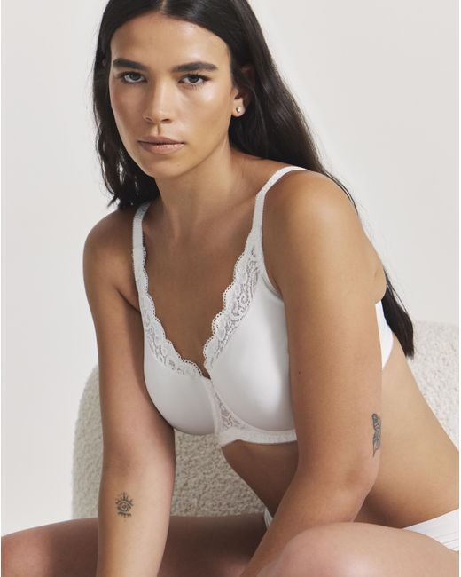 Triumph White Amourette Minimiser Bra