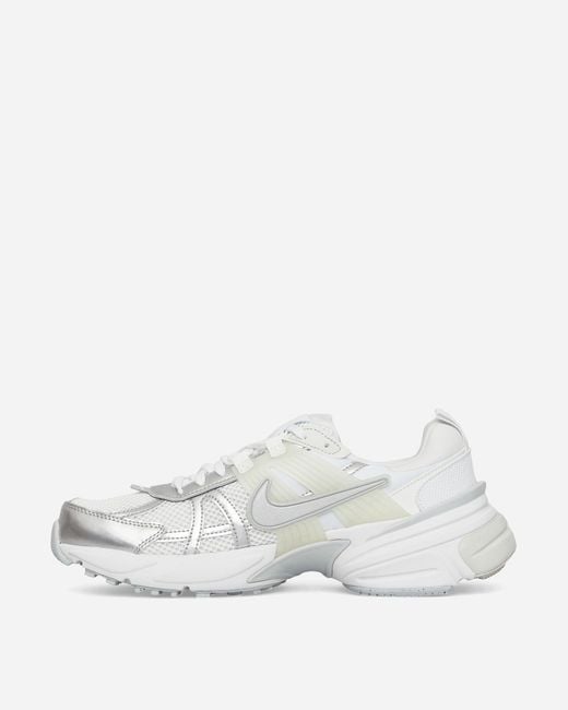 Nike Wmns V2k Run Sneakers White / Metallic Silver