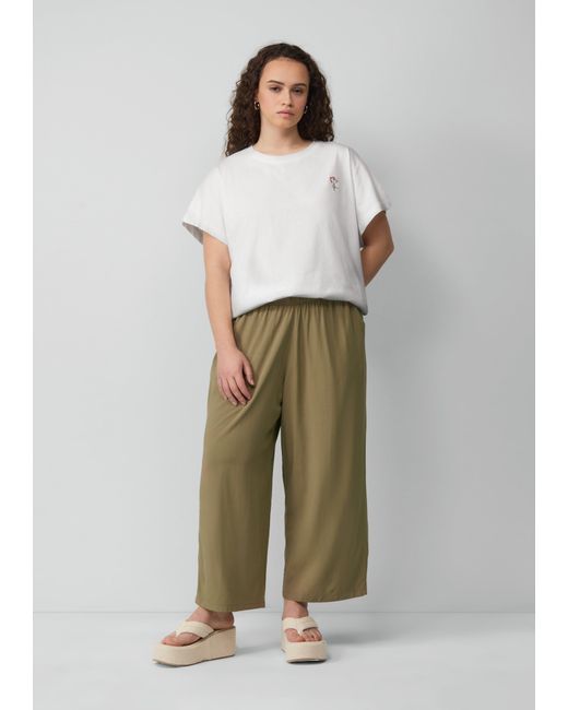 QS White Lässiges Shirt mit angeschnittener Schulter und kleiner Stickerei