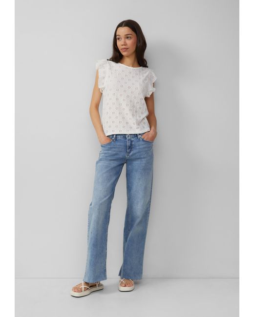 QS Blue Top mit Lochstickerei und Volant am Arm