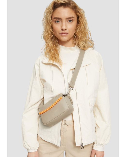 S.oliver Natural Handliche Camera-Bag mit abnehmbarem Perlen-Henkel und Reißverschlussfach