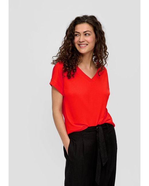 S.oliver Red Relaxed-Fit-Shirt mit V-Ausschnitt und gekreuztem Riemen-Detail am Rücken