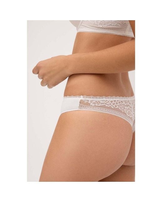Strings String Avec Dentelle Blanche Ysabel Mora en coloris Pink