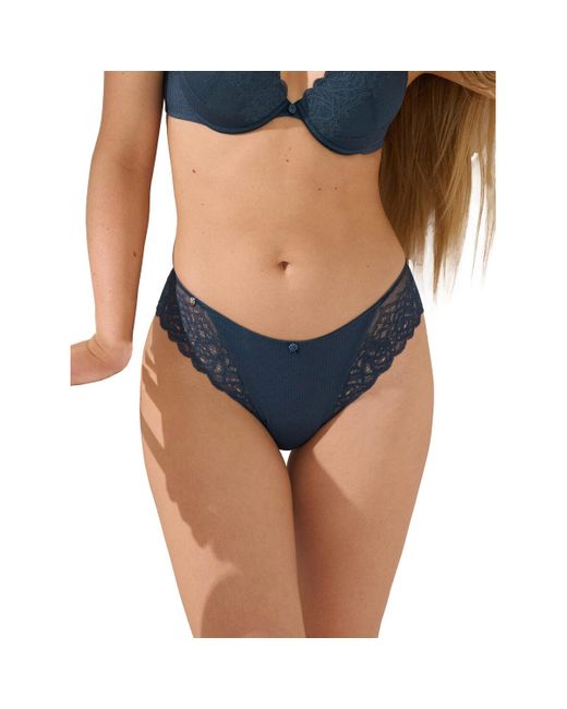 Lisca Tanga's Delightful Braziliaans Laag Uitgesneden Cheek in het Blue