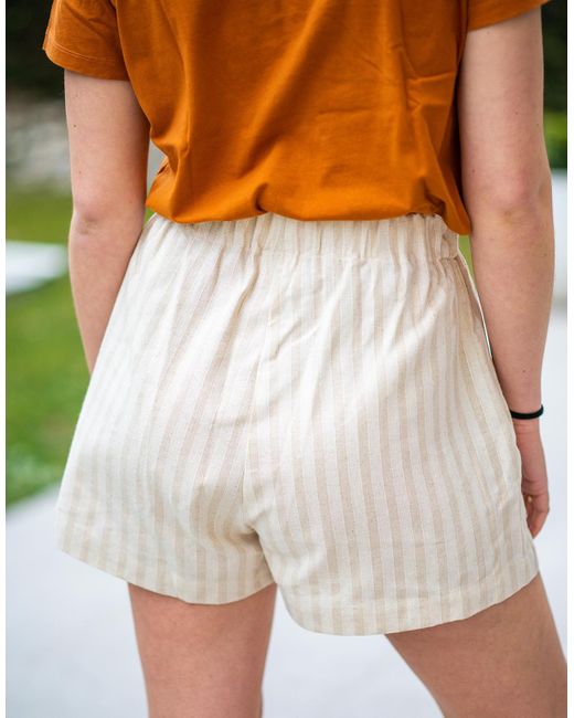 Celeste Korte Broek Cassis in het White