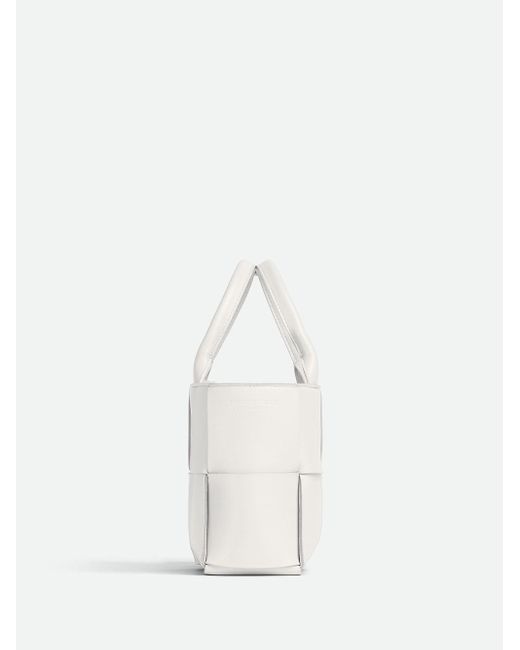 `Mini Arco Tote Bag` di Bottega Veneta in White