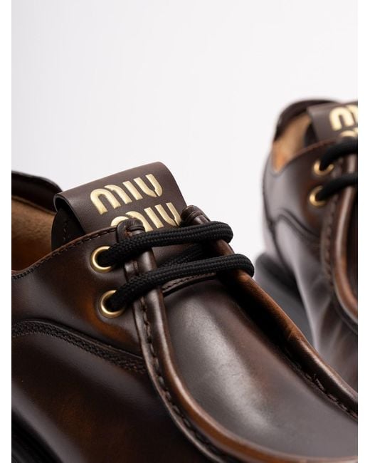 Laced Fumé Leather Shoes di Miu Miu in Brown
