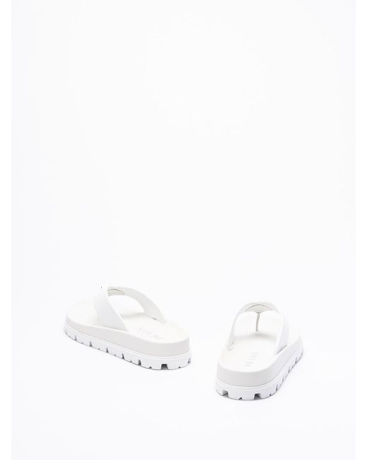 `Foam` Rubber Flip Flops di Prada in White
