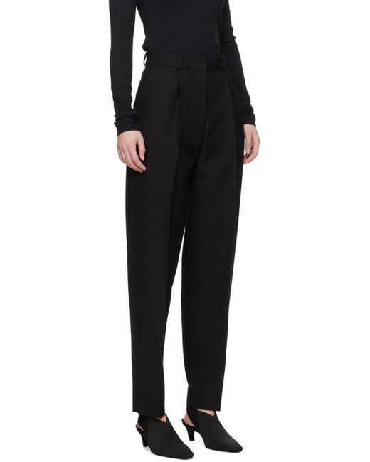 Pantalon noir à plis Totême  en coloris Black