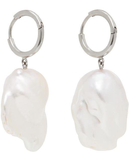 Boucles d'oreilles à anneau argentées à perle baroque Simone Rocha en coloris White