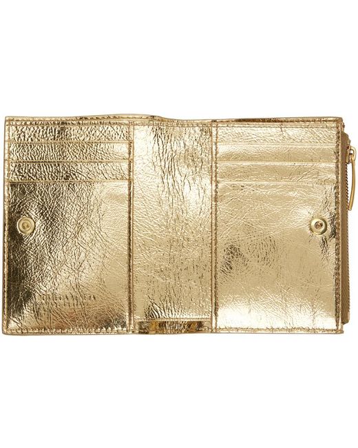 Petit portefeuille doré en cuir tissé façon intrecciato à deux volets Bottega Veneta en coloris Metallic