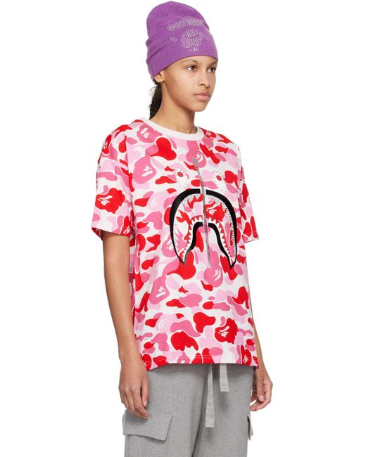 T-shirt rose à motif camouflage abc et à requin emblématique à ornements facettés A Bathing Ape pour homme en coloris Red