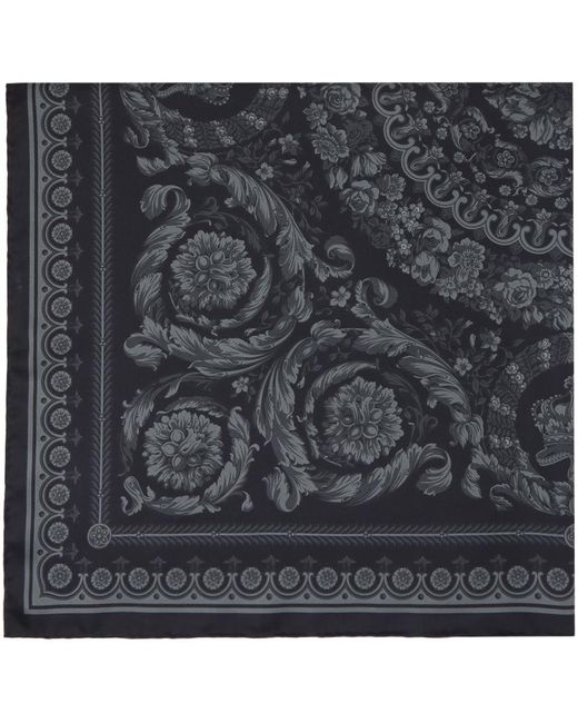 Grand foulard noir en soie à motif baroque Versace pour homme en coloris Gray