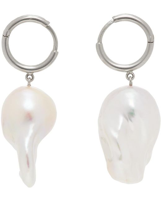 Boucles d'oreilles à anneau argentées à perle baroque Simone Rocha en coloris White