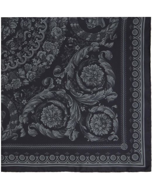 Grand foulard noir en soie à motif baroque Versace pour homme en coloris Gray