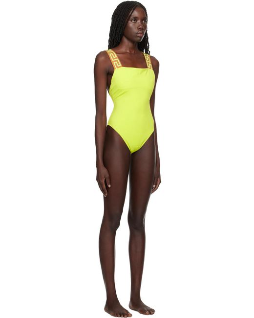 Maillot de bain jaune à motif à clé grecque Versace en coloris Black