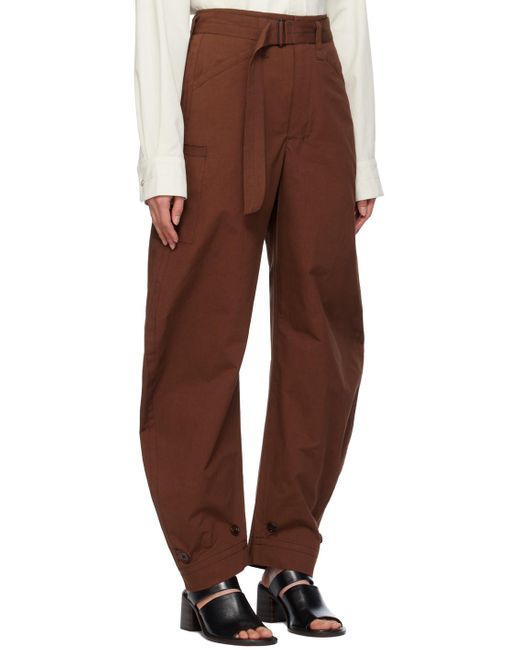 Pantalon fuselé brun Lemaire en coloris Red