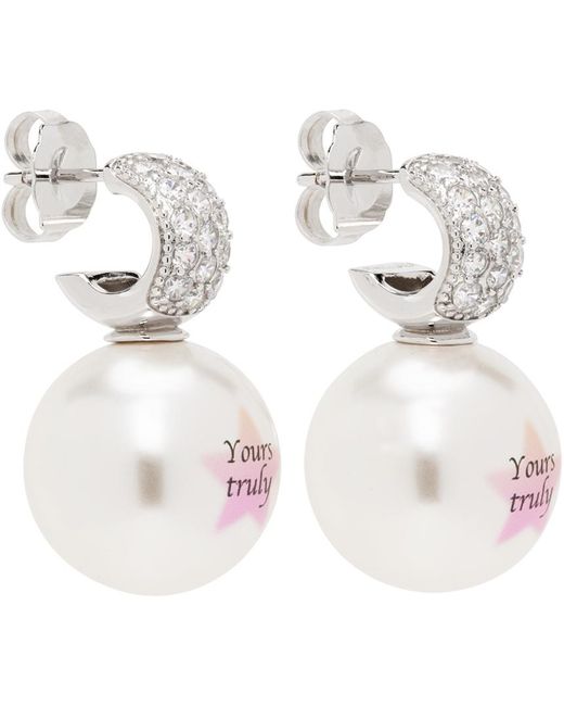 Boucles d'oreilles 'yours truly' argenté et blanc à perle artificielle Jiwinaia en coloris Pink