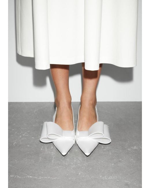& Other Stories White Satin-Pumps Mit Schleifenverzierung