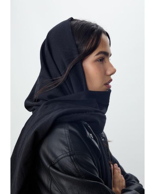 Sciarpa Basic di Stradivarius in Black