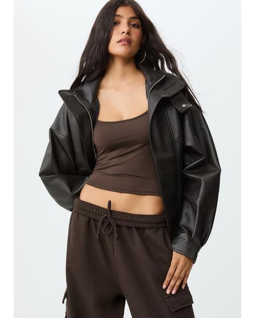 Top Con Spalline di Stradivarius in Black