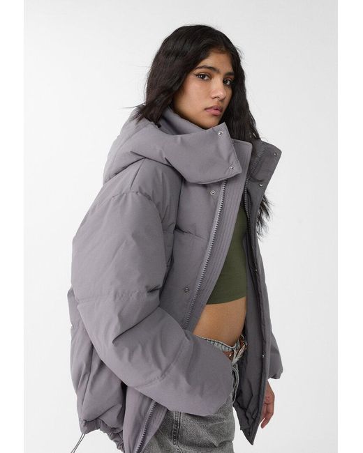 Giubbotto Oversize Imbottito Cappuccio di Stradivarius in Gray