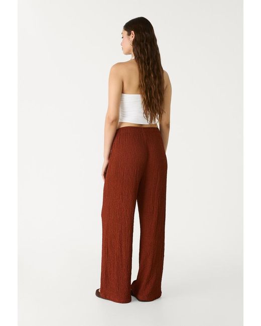 Pantaloni Lunghi Fluidi Texturizzati di Stradivarius in White