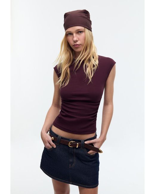 Maglietta Basic Fitted Effetto Arricciato di Stradivarius in Red