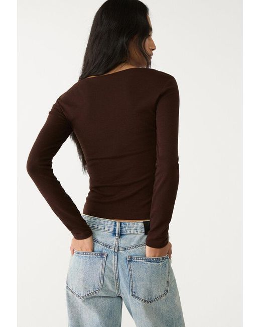 Maglietta A Maniche Lunghe Arricciata di Stradivarius in Brown