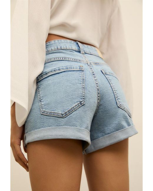 D85 Shorts Mom Slim Fit di Stradivarius in Natural