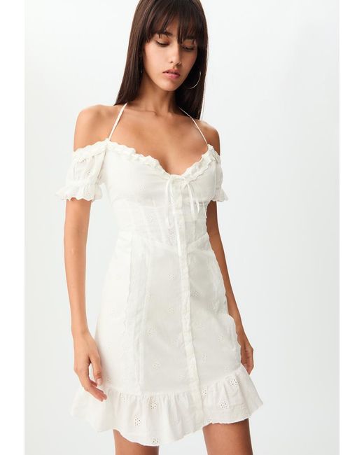 Vestito Fluido Corto Ricamato di Stradivarius in White