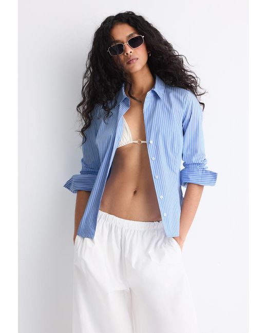 Camicia Basic Fitted A Righe di Stradivarius in Blue