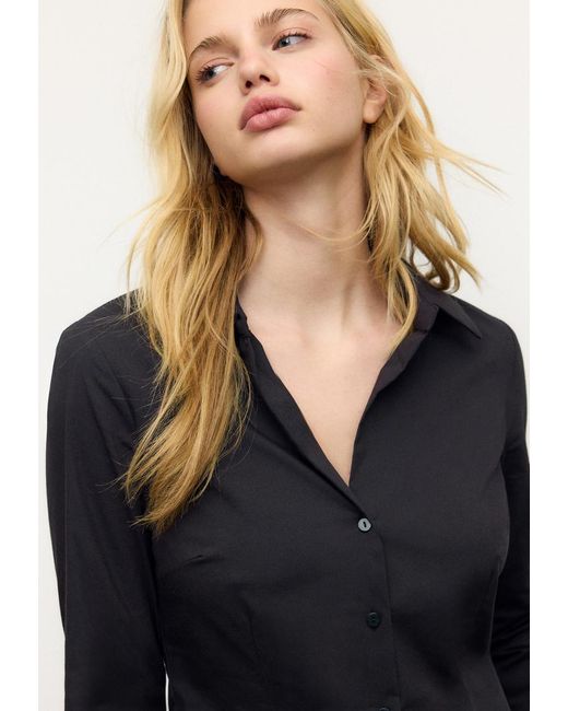 Camicia Basic Fitted di Stradivarius in Blue