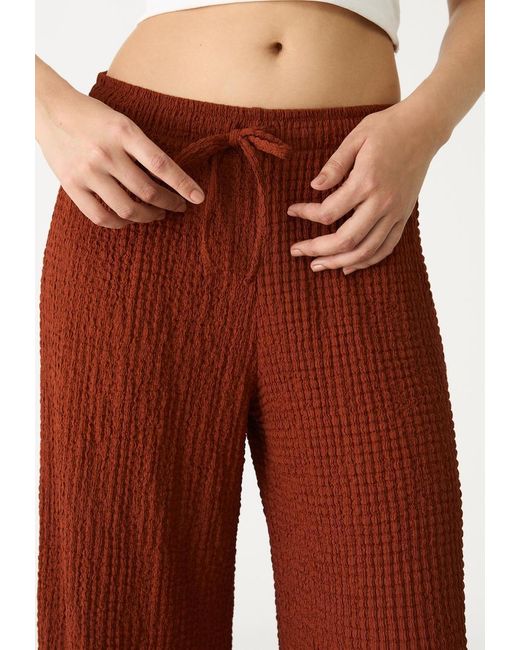 Pantaloni Lunghi Fluidi Texturizzati di Stradivarius in White