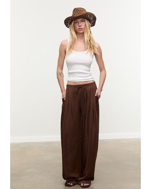 Top Basic Con Spalline di Stradivarius in White