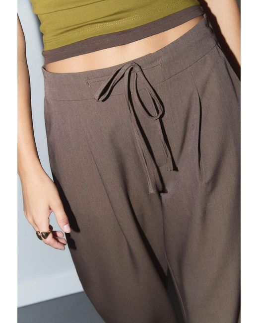 Pantalone Elegante Pinces Coulisse di Stradivarius in Brown