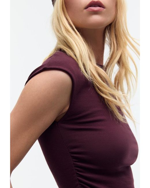 Maglietta Basic Fitted Effetto Arricciato di Stradivarius in Red