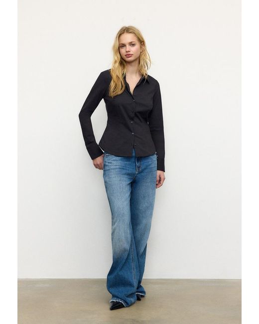 Camicia Basic Fitted di Stradivarius in Blue